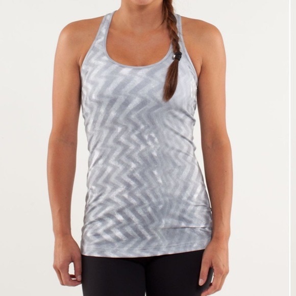 Lululemon Gray Chevron Patterned Cool Racerback Short Tank Top Nulu Workout SZ 4 - Picture 1 of 9